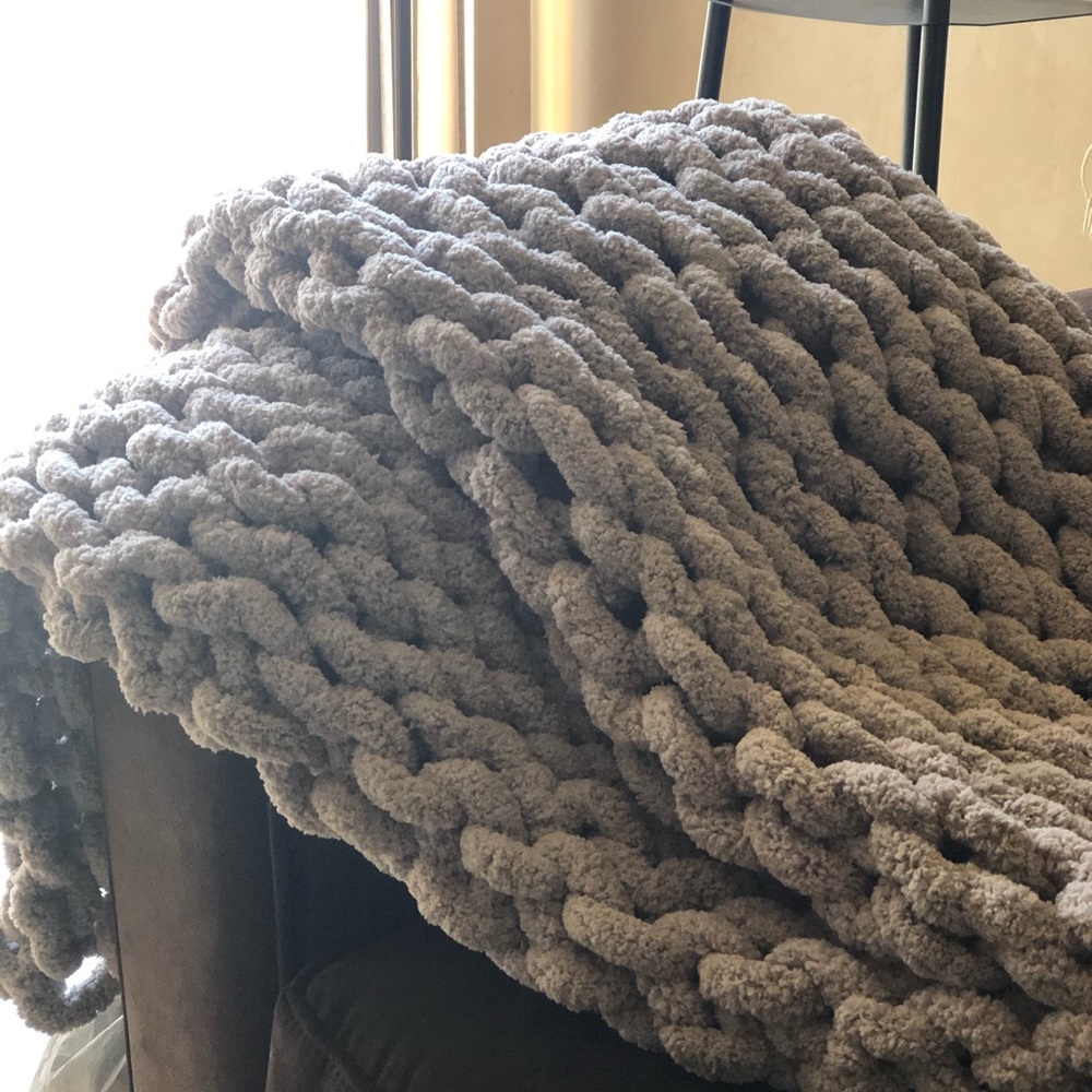 Chunky knit blanket ** (variety of colors!)